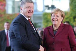 На переговорах в Берлине Порошенко и Меркель несколько раз отходили в сторону, Путин заметно волновался
