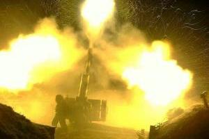 В Мариуполе уже седьмой час слышны залпы тяжелых орудий  