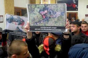 В Хмельницком произошел шокирующий инцидент: активисты драками и взрывами сорвали концерт Потапа и Насти