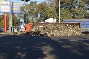 В Мариуполе произошла жуткая авария: перевернулся грузовик с дровами