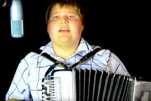 Розовощёкий парень исполнил хит «Патимейкер» под баян и стал звездой YouTube