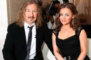 Композитор Игорь Николаев показал откровенное фото с молодой супругой