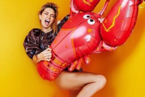 Полуобнаженная Вера Брежнева сфотографировалась с огромным раком