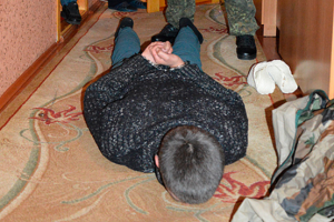 На Волыни злоумышленник сбежал из-под конвоя и взял в заложники полицейских