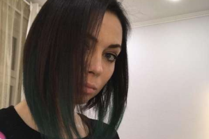 Настасья Самбурская завела себе "слугу" и выкрасила волосы в зеленый цвет