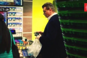 В киевском супермаркете сфотографировали Януковича с пакетом