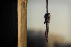 На Київщині 20-річний хлопець повісився на дитячому майданчику