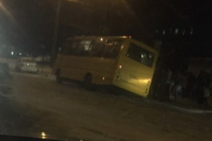 З'явилося шокуюче відео, як у Тернополі ледь не перевернулася маршрутка з пасажирами
