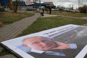 В оккупированной Керчи падают билборды с Путиным