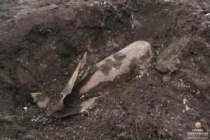 На Тернопільщині чоловіки випадково натрапили на фугасну авіабомбу 