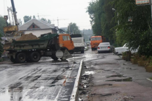 Жители Черновцов возмущены методом укладки асфальта на городских дорогах