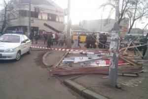 В Мариуполе на женщину упал металлический щит: пострадавшая в больнице 