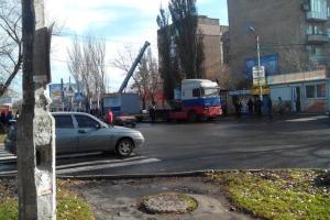 В Донецке сносят киоски: на помощь приехал «КамАЗ», окрашенный в цвета российского флага