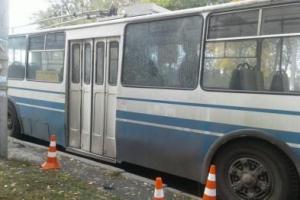У Хмельницькому сталася трагедія: жінку вдарило струмом у громадському транспорті