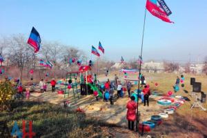 "Счастливое детство": на открытии детской площадки в "ДНР" флагов было больше, чем детей