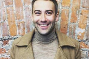 Шепелев наконец смог оправиться от потери Жанны, сменил прическу и улетел с сыном в Грецию