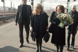 В Питере людей не выпускали из поезда из-за шествия Пугачевой по перрону