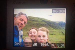 Снимок «счастливой семьи» разлетелся по всему миру в поисках хозяев 