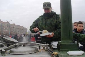 В Горловке кормежка из ржавой полевой кухни в честь "дня воинской славы" привела к массовому отравлению