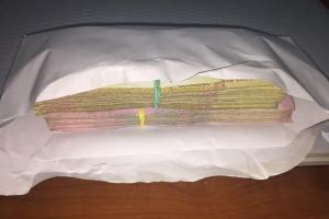 Деньги, перевязанные резиночкой, и конверт: как люди помогают армии?