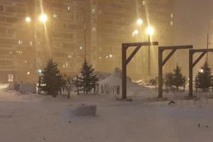 Москвичей шокировали "виселицы", установленные во дворе дома 