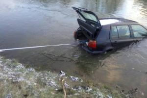 На Львівщині рятувальникам довелося витягувати автомобіль із річки
