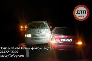 Под Киевом девушка на Mitsubishi на полном ходу протаранила военный микроавтобус