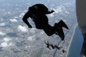 В России обнаружили тело одного из пропавших десантников - источник