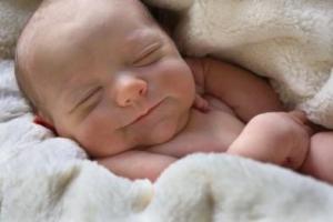У Тернополі на пероні залізничного вокзалу знайшли маленьку дитину