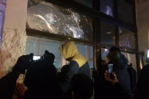 В Сети появилось видео массовых беспорядков у здания "Сбербанка" в Киеве