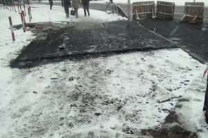 В Киеве начали выкладывать асфальт в снег - соцсети