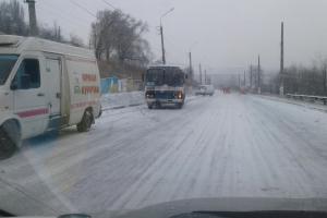 В Лисичанске из-за гололеда заблокирована основная дорога
