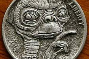 В Египте нашли загадочный артефакт - старинную монету с изображением пришельца и летающей тарелки