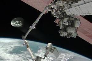 Уфологу удалось заснять корабль пришельцев рядом с космической станцией