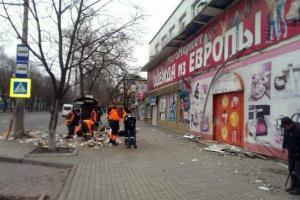 Донецк содрогнулся от ночного взрыва: у Калининского рынка в щепки разнесло киоск
