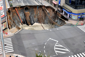 В Японии на глазах у людей четырехполосное шоссе провалилось под землю: опубликовано видео