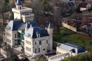 Возле особняка Пугачевой и Галкина задержали странную женщину в черном