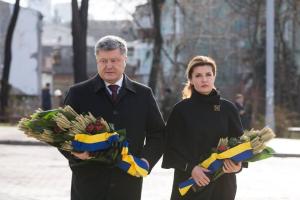 Порошенко с супругой преклонили колени перед памятью жертв Голодомора: опубликованы фото