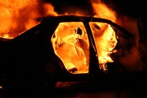 У центрі Харкова палала автівка: поруч бачили двох молодиків у чорному одязі