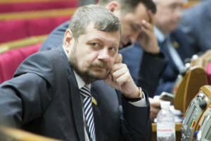 В сети опубликовано видео драки между Мосийчуком и охранником Медведчука в Раде