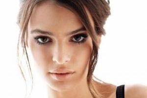 Модель Эмили Ратаковски "засветила" обнаженную грудь на пляже