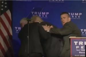 В США произошел неприятный инцидент: Трампа пришлось экстренно вывести со сцены в Неваде