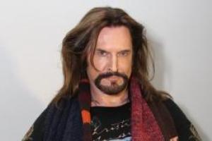 Джигурду оттаскали за волосы у здания суда