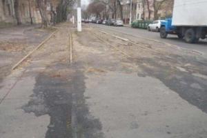 Одесские коммунальщики закатали в асфальт трамвайные рельсы