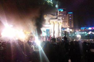 Майдан снова в дыму, активисты сносят шины и жгут файеры