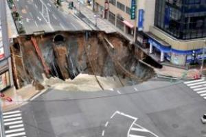 Жители японского города испытали настоящий шок: часть улицы ушла под землю 