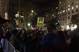 В США массовые потасовки и задержания: митингующие против Трампа устроили дебош у Белого дома