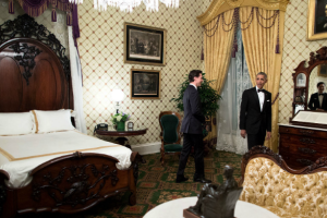 В Сети набирает популярность ролик, в котором Обама проснулся в постели с Трампом