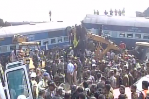 Страшна катастрофа потяга в Індії: кількість жертв перевищила сотню, з'явилися фото