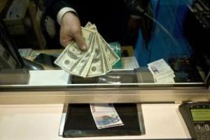 Россияне в ожидании обвала рубля бегут скупать доллары накануне зимы